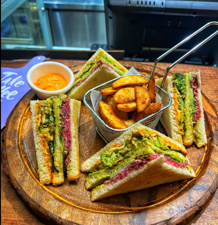 Club sandwich with wedges